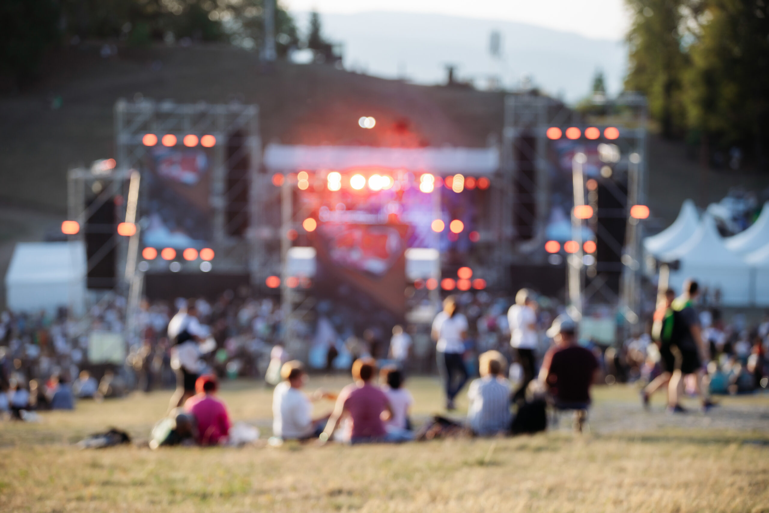 Festivalterrein met podium en verlichting
