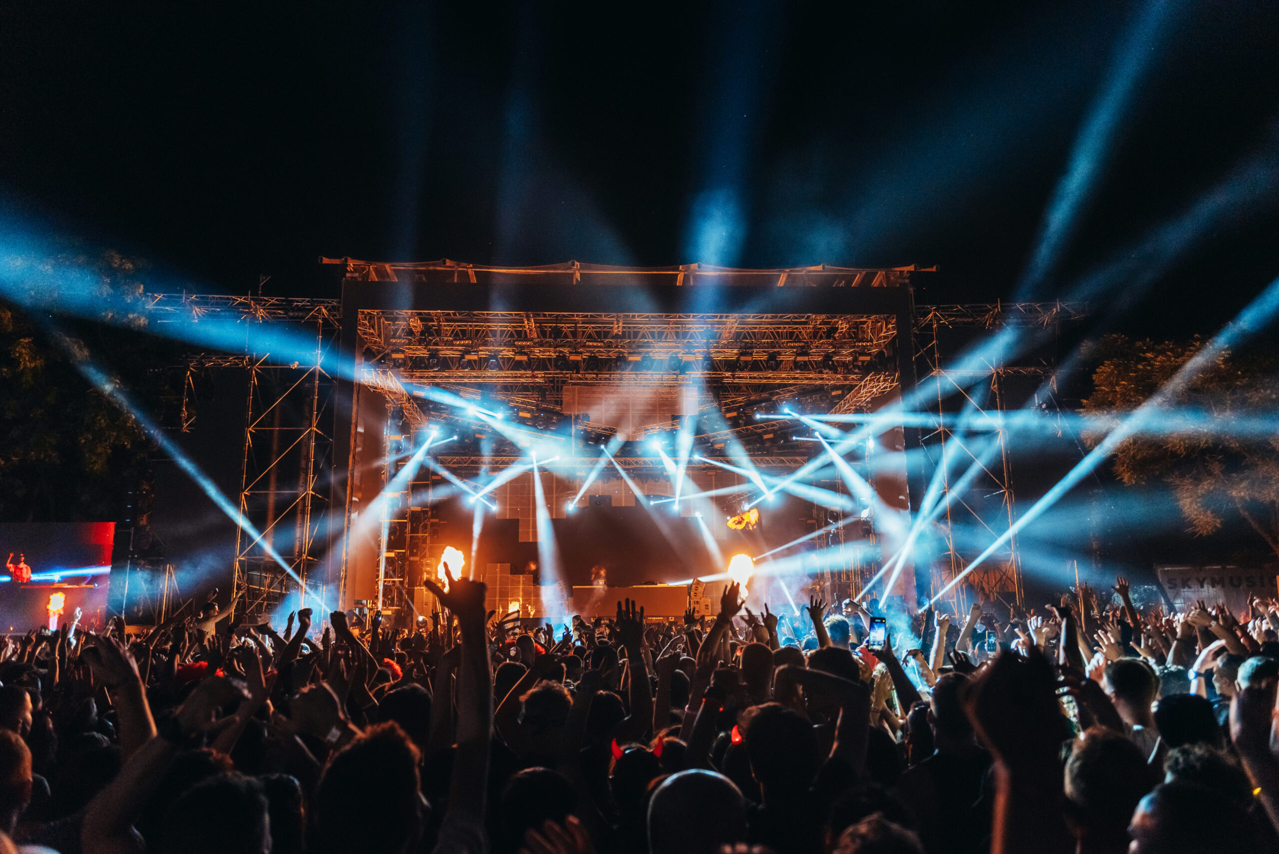 Festival met sfeervolle verlichting en aankleding