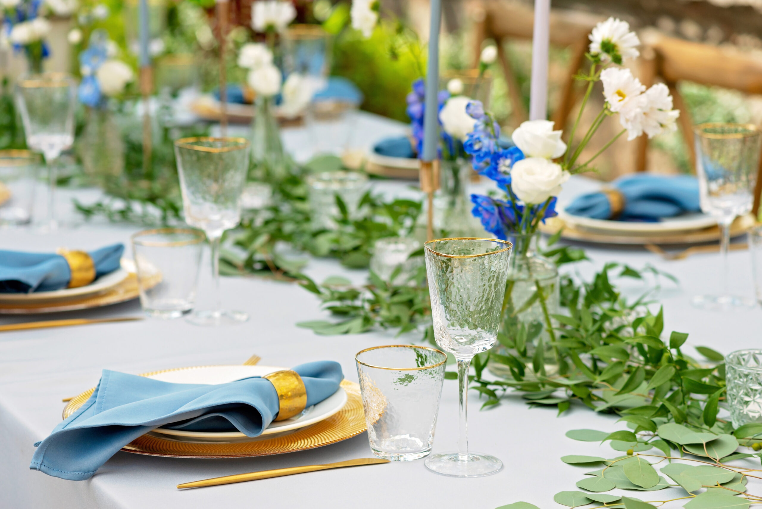 Sfeervol gedekte tafel voor een evenement
