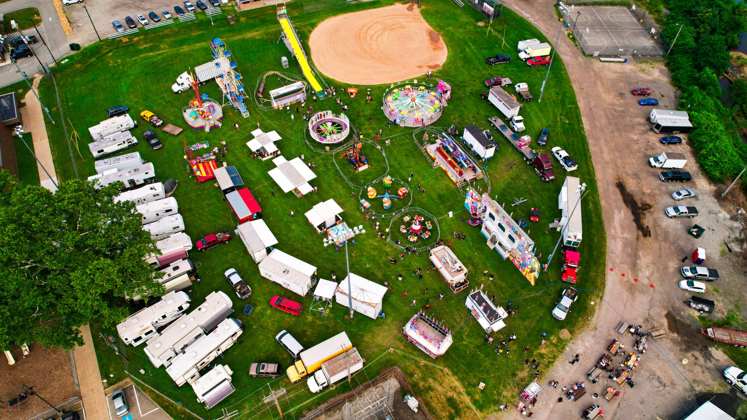 Aangekleed festivalterrein met verschillende zitplekken