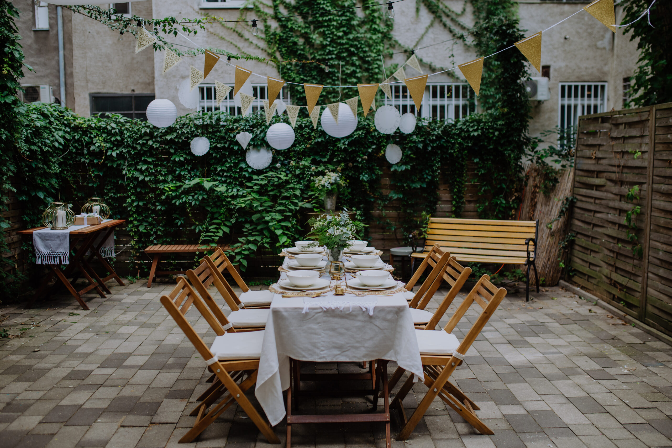 Feestelijke tuinsetting met verlichting en decoratie