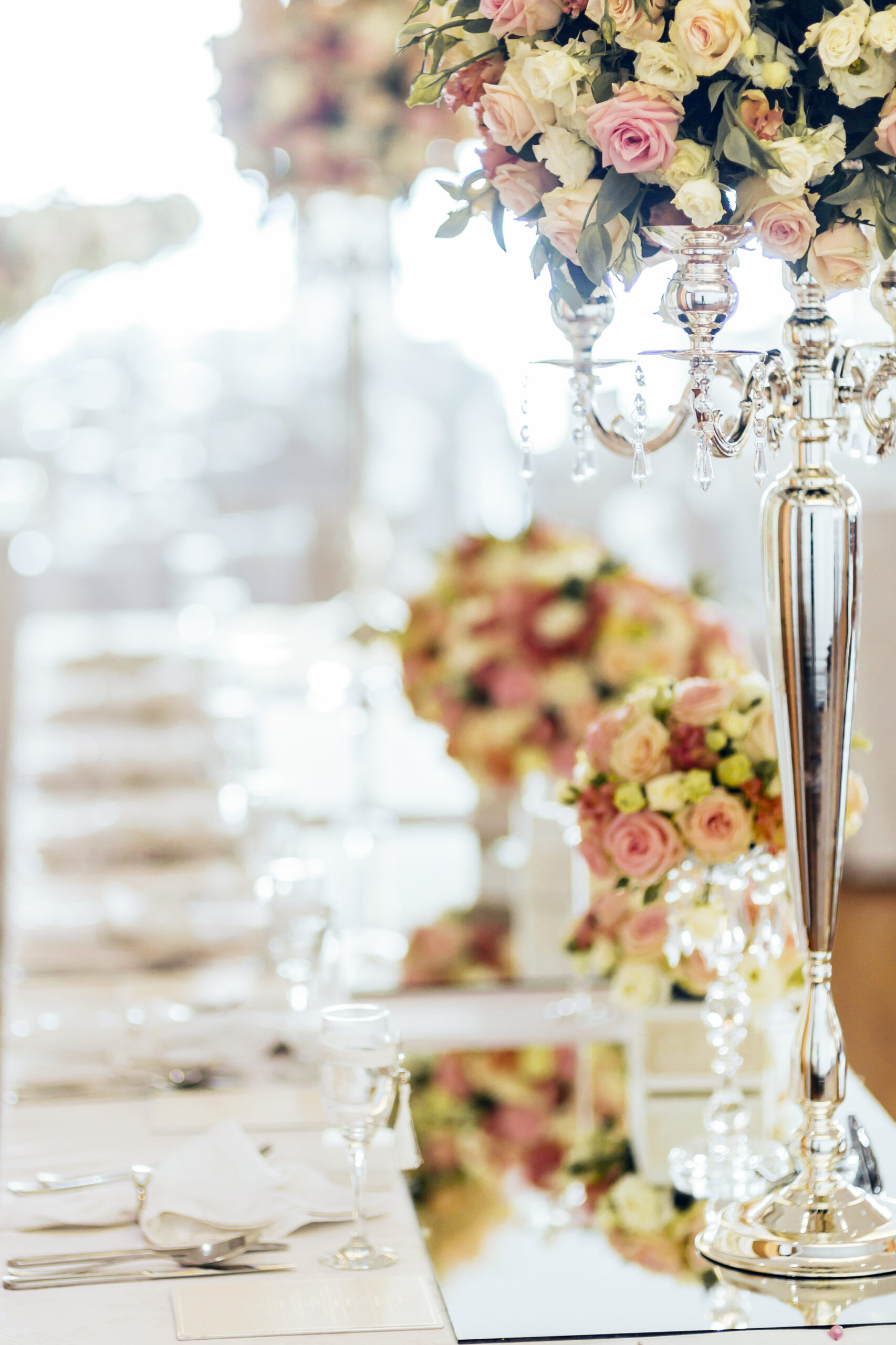 Bruiloftstafel met bloemen en sfeervolle aankleding