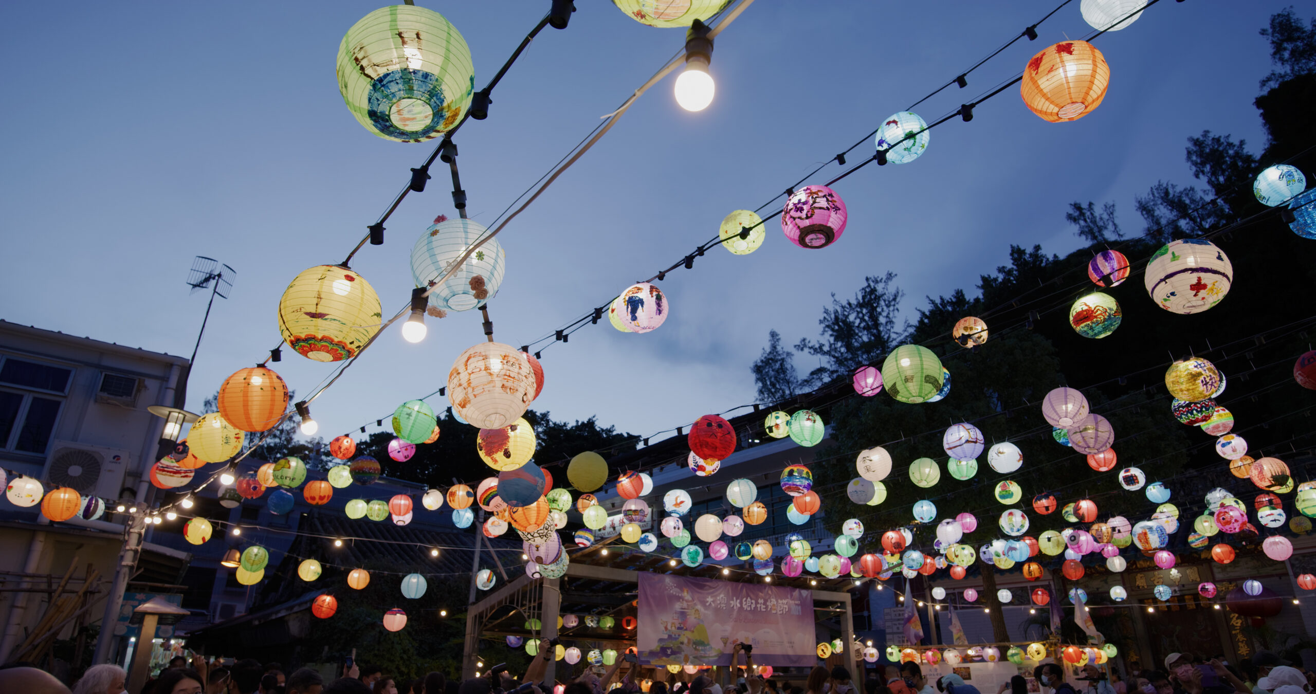 Gekleurde lampionnen als decoratie voor een evenement